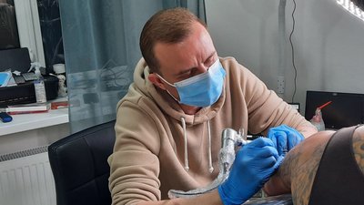 Миколаївець збирається побити світовий рекорд росіянина з набиття тату в режимі нон-стоп