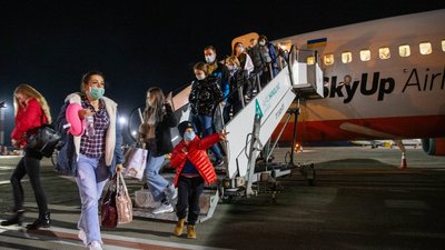 У Київ прибув літак із евакуйованими з Італії