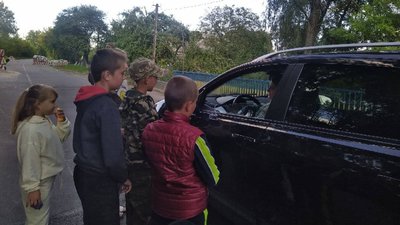 На Львівщині діти миють машини, аби допомогти ЗСУ На Львівщині діти миють машини, аби допомогти ЗСУ
