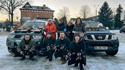 У громаді на Буковині волонтери передали 20 FPV-дронів для трьох бригад та бійців з громади У громаді на Буковині волонтери передали 20 FPV-дронів для трьох бригад та бійців з громади