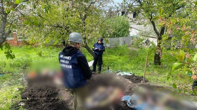 Під час окупації села на Харківщині росіяни обстріляли будинок з танка: загиблих поховали на подвір'ї
