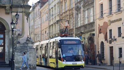 Трамвай №2 на площі Ринок