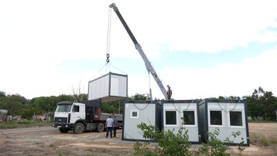 90 зі 180 будинків: під Черніговом почали встановлювати модульне містечко
