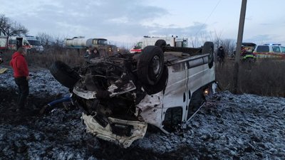 На Харківщині перекинувся мікроавтобус: одна людина загинула, восьмеро травмувалися На Харківщині перекинувся мікроавтобус: одна людина загинула, восьмеро травмувалися