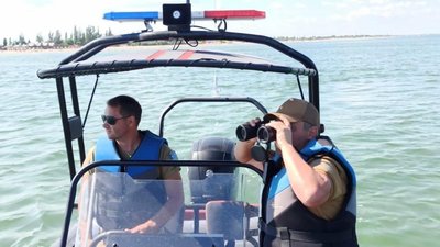 На курорті Херсонщини врятували двох дівчат, яких віднесло у відкрите море На курорті Херсонщини врятували двох дівчат, яких віднесло у відкрите море