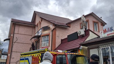 чоловік виліз на дах, кременець, чоловік на даху