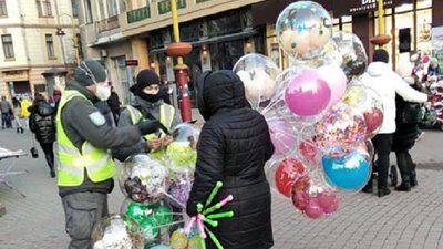 У Франківську муніципали оштрафували нелегальних продавців повітряних кульок