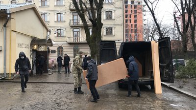 Єпархію УПЦ Московського патріархату виселили з дитсадка у Франківську: як це відбувалося Єпархію УПЦ Московського патріархату виселили з дитсадка у Франківську: як це відбувалося