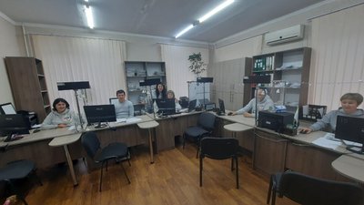 Видавали довідки навіть вночі: як працює ЦНАП у селищі на Дніпропетровщині за сім кілометрів від фронту Видавали довідки навіть вночі: як працює ЦНАП у селищі на Дніпропетровщині за сім кілометрів від фронту