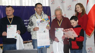 Чемпіон світу із шашок разом з родиною евакуювався із Бахмута до Луцька Чемпіон світу із шашок разом з родиною евакуювався із Бахмута до Луцька