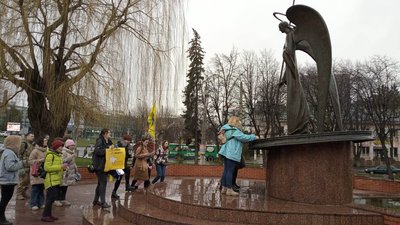 У Хмельницькому запалили лампадки біля пам’ятника "Ангел скорботи" і прочитали молитву учасники акції "Поверніть Героїв додому У Хмельницькому запалили лампадки біля пам’ятника "Ангел скорботи" і прочитали молитву учасники акції "Поверніть Героїв додому