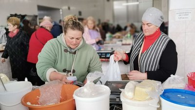 На ринку в Луцьку перевірили якість молочних та рослинних продуктів
