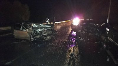 Лобове зіткнення автівок під Житомиром: один з водіїв загинув, двоє людей травмовані Лобове зіткнення автівок під Житомиром: один з водіїв загинув, двоє людей травмовані