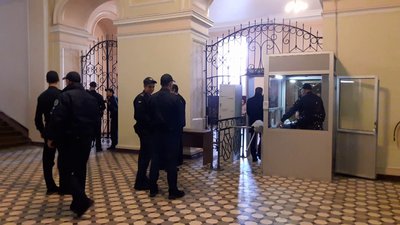 Кернес на зв'язку: у Харківському апеляційному посилили заходи безпеки