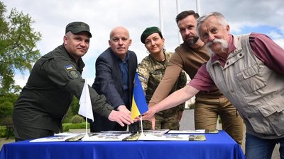 На Закарпатті погасили марку "Слава Силам оборони і безпеки України! Гвардія наступу" На Закарпатті погасили марку "Слава Силам оборони і безпеки України! Гвардія наступу"