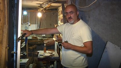 У житомирського атовця, який виготовляє іграшки з дерева, невідомі викрали робочі інструменти