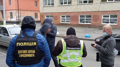 У Хмельницькому затримали викладача ліцею, який продавав наркотики