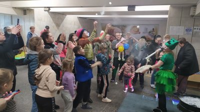 "Діти мають бути у своїх ліжечках": у метро в Харкові влаштували шоу мильних бульбашок