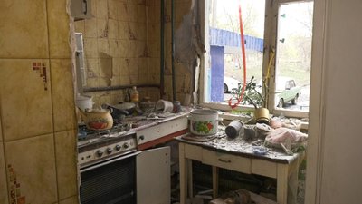 "Кричу: "Сергію, виходь". Тиша": наслідки обстрілу РФ житлового масиву у Харкові "Кричу: "Сергію, виходь". Тиша": наслідки обстрілу РФ житлового масиву у Харкові