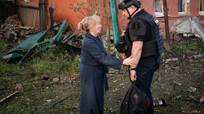 Психолог ДСНС працює з жінкою на місці російського влучання, Харків, 2 червня 2025 року Психолог ДСНС працює з жінкою на місці російського влучання, Харків, 2 червня 2025 року