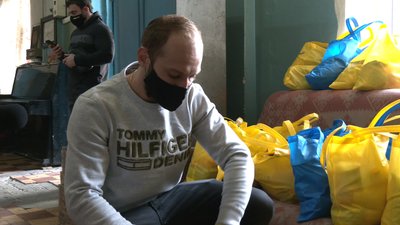 У Харківський гуртожиток для незрячих волонтери привезли продукти та маски У Харківський гуртожиток для незрячих волонтери привезли продукти та маски