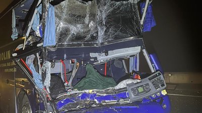 На Одещині зерновоз зіткнувся із рейсовим автобусом: загинув водій, п'ятеро людей у лікарні
