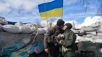 Каски замість вінчальних корон: нацгвардійці побралися на блок-посту у Вінниці Каски замість вінчальних корон: нацгвардійці побралися на блок-посту у Вінниці
