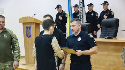 Начальник поліції Вінницької області Юрій Пархоменко вручає державну нагороду 