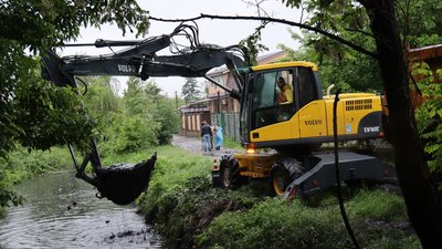 У Дніпрі продовжують ліквідувати наслідки негоди У Дніпрі продовжують ліквідувати наслідки негоди