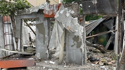Обстріли Херсона, зруйнований магазин