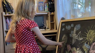 Малює загиблих батьків та хоче стати балериною. Історія Поліни, яка вижила під час розстрілу РФ колони під Куп'янськом Малює загиблих батьків та хоче стати балериною. Історія Поліни, яка вижила під час розстрілу РФ колони під Куп'янськом