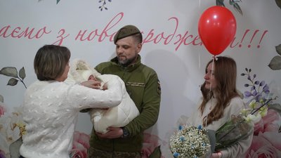 "Діти 118 бригади": побратими загиблого воїна з Черкас зустріли його малюка з пологового