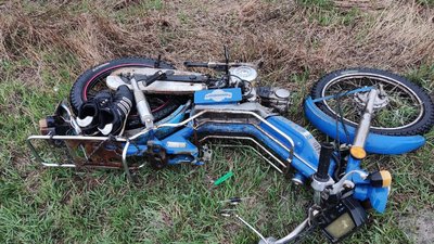 На Роменщині сталося зіткнення вантажівки та мопеда На Роменщині сталося зіткнення вантажівки та мопеда
