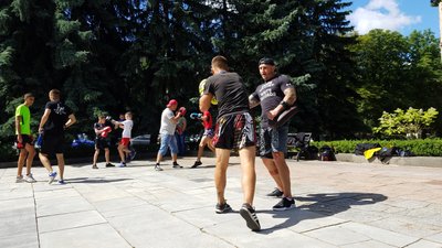 Під міськрадою Рівного – акція: вимагають відкрити дитсадки та спортсекції Під міськрадою Рівного – акція: вимагають відкрити дитсадки та спортсекції