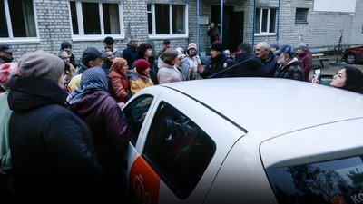 Без газу на Чернігівщині: мешканці будинків, яким вимкнули газ, заблокували авто газовиків