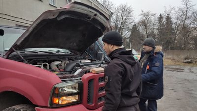 Волонтери американського фонду відправили бійцям позашляховик