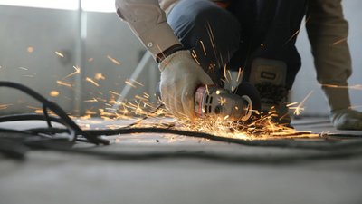 Працівник працює за інструментом