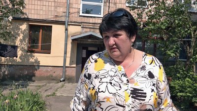 У мікрорайоні в Луцьку зрізають дерева, щоб облаштували у дворах парковку