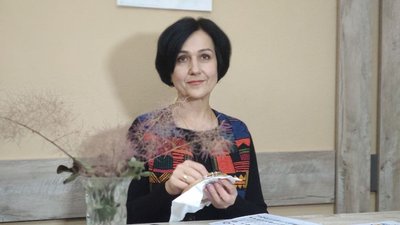 У Тернополі майстриня кодує слова у вишивці У Тернополі майстриня кодує слова у вишивці