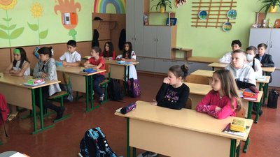 Свято першого дзвоника: як розпочали навчання в одній зі шкіл Прикарпаття Свято першого дзвоника: як розпочали навчання в одній зі шкіл Прикарпаття