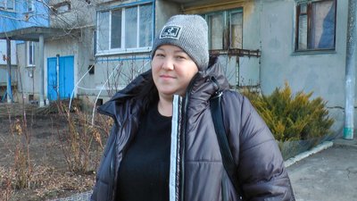 жителька Зорі евакуація люди прифронтове селище Зоря волонтери допомога Донецька область жителька Зорі евакуація люди прифронтове селище Зоря волонтери допомога Донецька область