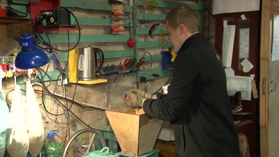 Новорічні прикраси із пластикових кришок створюють у Черкаській відкритій громадській майстерні Новорічні прикраси із пластикових кришок створюють у Черкаській відкритій громадській майстерні