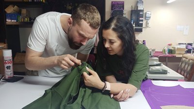 У Кропивницькому шиють футболки, щоб купити оптику та дрони для військових У Кропивницькому шиють футболки, щоб купити оптику та дрони для військових