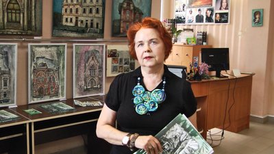 Художниця Неллі Павлова каже, що їй цікаво малювати будинки, адже в кожного з них своя цікава історія. Художниця Неллі Павлова каже, що їй цікаво малювати будинки, адже в кожного з них своя цікава історія.