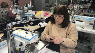 В Одесі підприємство, яке займалося пошиттям суконь, під час війни почало виробляти військовий одяг В Одесі підприємство, яке займалося пошиттям суконь, під час війни почало виробляти військовий одяг