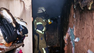 Рятувальник гасить пожежу у квартирі пʼятиповерхівки на Салтівці, 10 травня 2026 року