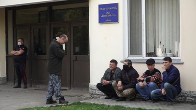 Протест на Менському сирзаводі: 200 робітників 5 місяців не отримують зарплатні.