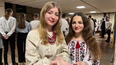 Учасниці вечорниць ворожать на пшеничних зернах