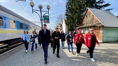 На Закарпаття евакуювали десять багатодітних родин з Донеччини На Закарпаття евакуювали десять багатодітних родин з Донеччини
