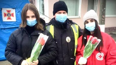 Прикарпатські поліцейські привітали водійок із Міжнародним жіночим днем Прикарпатські поліцейські привітали водійок із Міжнародним жіночим днем